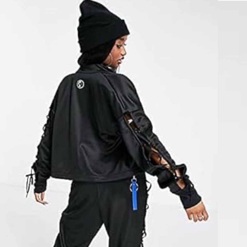 Nike Jacket With Open Sleeve Detailing.